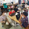 ペアでプログラミング、名護・久辺小の生徒らが楽しく学ぶ　沖縄高専生が講師に