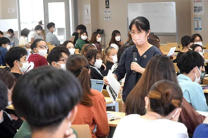 平和発信へ沖縄戦学ぶ　名桜大でワークショップ　学生たちがガマ避難を追体験