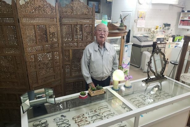沖縄戦で家族を失いさまよう　「戦争は国が始めたこと」基地の街で眼鏡店続ける　花城太郎さん（84）＜復帰50年　私のライフストーリー＞1