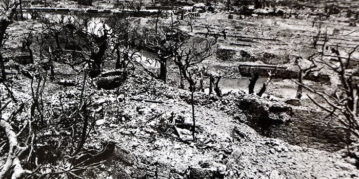 沖縄戦で破壊された首里。首里城は32軍司令部壕が置かれていたため米軍の猛攻を受けた。手前の石垣は首里城壁（那覇市歴史博物館提供）