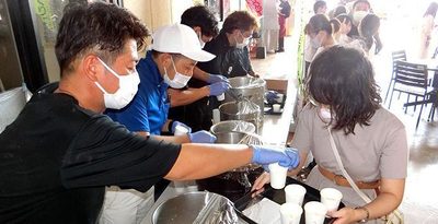 ゆし豆腐作り、沖縄各地の豆腐食べ比べも　「豆腐の日」西原町のさわふじマルシェで初のフェスタ