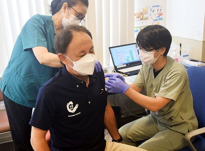 「ワクチン接種は最新の状態に」　玉城知事、4回目を接種　新型コロナ対策 - 琉球新報デジタル