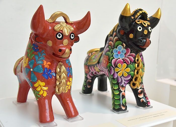 ペルーにも「シーサー」が！　色鮮やかなペルーの守り神「プカラの牛」20体展示　沖縄県立博物館・美術館で巡回展