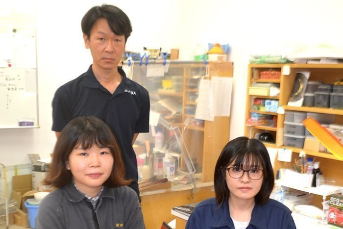 文化財保存修復の授業を受けた前田美海さん（前列左）、高嶺瑞貴さん（同右）と當眞茂教授
