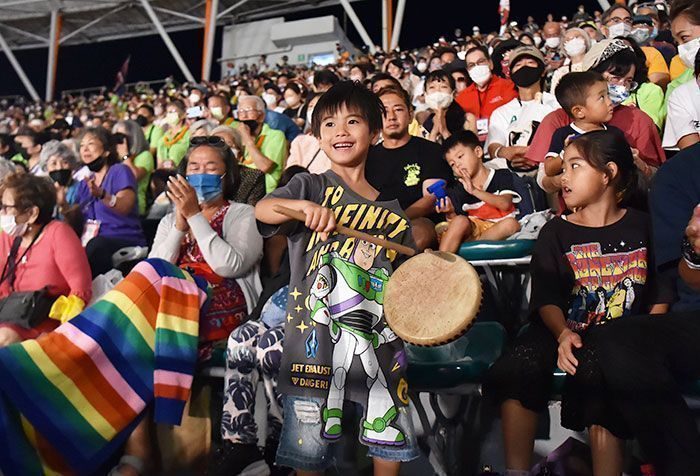 【En/Es】“Matan ｰ Mensoriyo” See you again in Okinawa in five years!  Taiko drums and Kachaasi unite the spirit. The Worldwide Uchinanchu Festival closed.