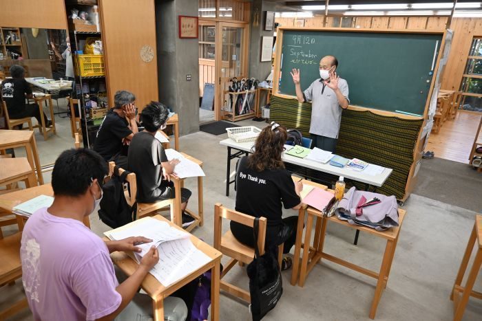 沖縄県、珊瑚舎スコーレの夜間中学認めず「設置基準満たさず」　再審査を求め県議会に陳情へ