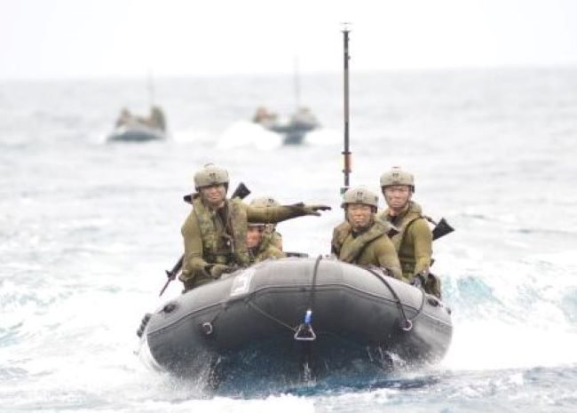 陸自の水陸機動団が徳之島で訓練　統合演習、周辺に日米の輸送艦　住民は反対集会　