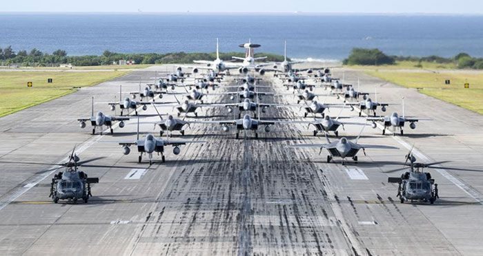 戦闘機37機が滑走路を走行　米軍嘉手納基地で「エレファントウォーク」訓練　F15やF22など