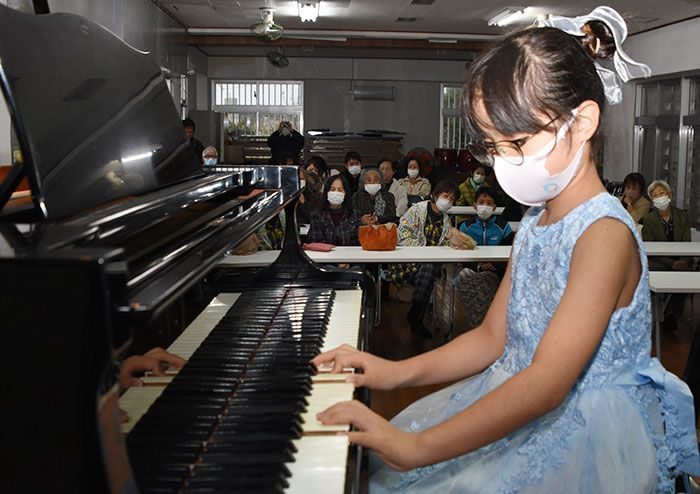 匿名女性からの寄贈ピアノ　イブの夜に温かな音色　八重瀬町・長毛公民館で演奏会　沖縄