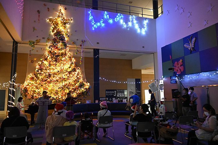 「おりがみツリー」2万6531枚の願い込め輝く　南部・こども医療センターで点灯式　沖縄・南風原