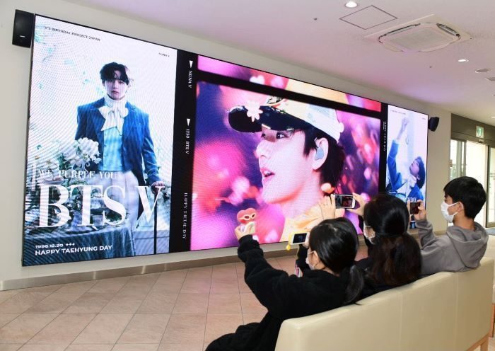 BTSのVさんの誕生日を祝う動画、那覇バスターミナルで放映中　ファンが企画