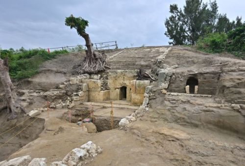 【動画・写真特集】発見された古墓、日本軍壕の姿は…空自那覇基地内の発掘調査