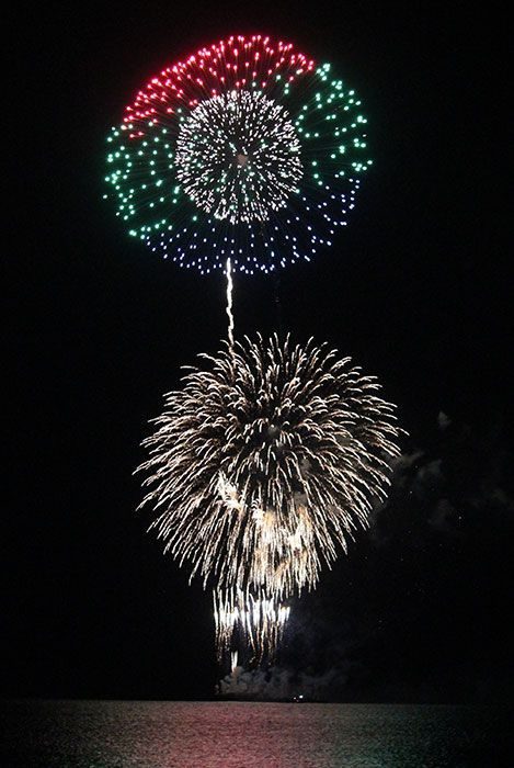クリスマスの夜空に大輪の花　1万発の花火が大浦湾を彩る　沖縄・名護で琉球海炎祭