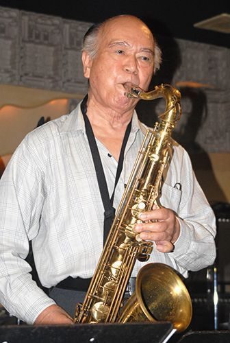 【動画あり】音楽から離れて29年、再び手にしたサックス「音の響きが頭をよぎった」　86歳・松川さん円熟の演奏