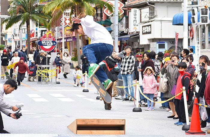 スケボーの技、次々と！　国際通りでイベント、観客を盛り上げ　沖縄・那覇
