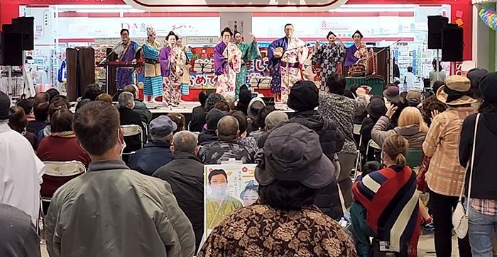 盛和子さん、吉田安敬さんの掛け合いに爆笑と歓声　盛芸能の民謡ショー、3年ぶり「初輿し」　沖縄・うるま