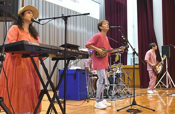 HYらが地元の小中学校でライブ　津堅島で「シマダカラ音楽祭」初開催　沖縄・うるま市