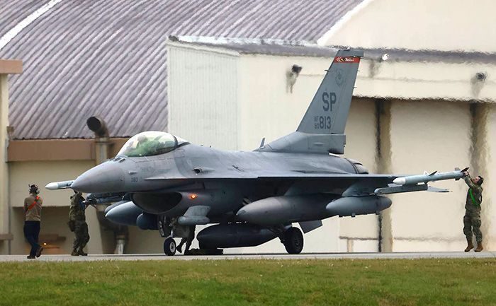 嘉手納基地に｢F16｣が8機飛来　F15退役作業に伴う配備か