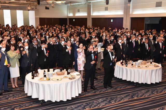 沖縄の経済活性へ飛躍誓う　県内31団体　3年ぶり立食新年会