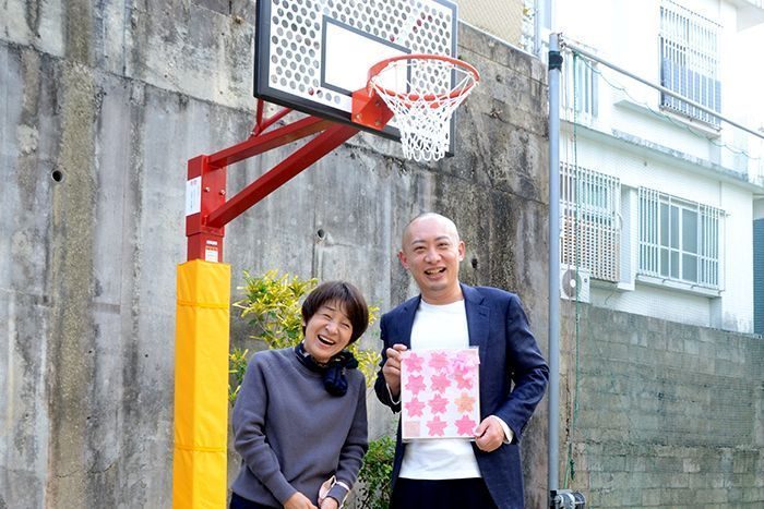 「バスケを思いっきり楽しんで」　東京の「ひとのわ」が那覇市母子生活支援センターへバスケットゴール贈呈
