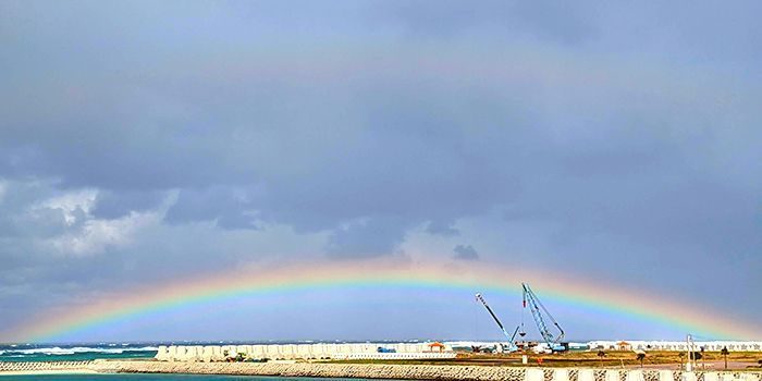 渡名喜島に「低い虹」、ダブルで現れる　「橋が架かっているみたい」　沖縄
