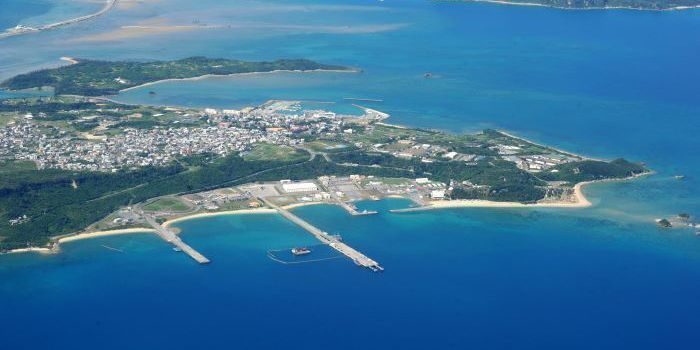 米軍、車両つり下げ輸送を取りやめ　沖縄・うるまの海域　沖縄防衛局「理由は承知していない」