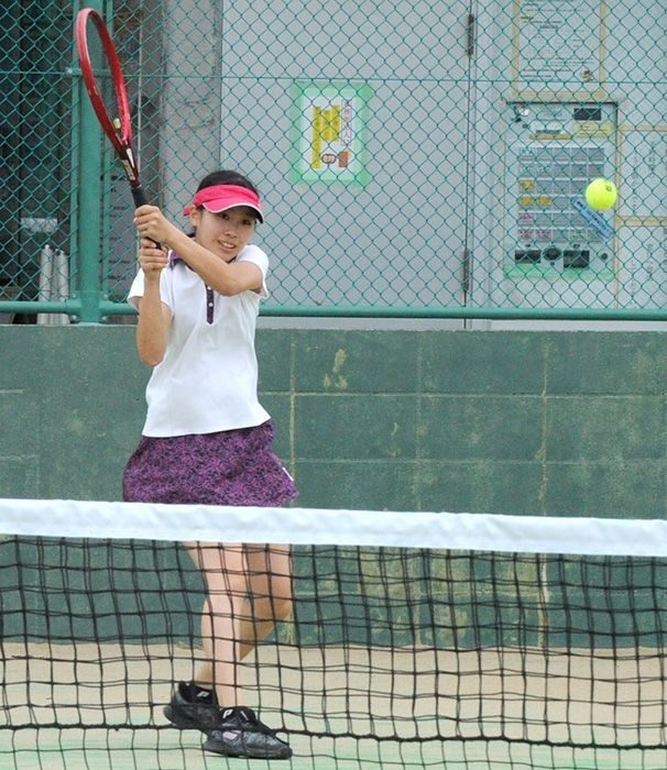 テニス、女子・渡久地、貫禄のストレートで勝利　男子・喜久川、手堅い試合運びで優勝　ジュニア県予選