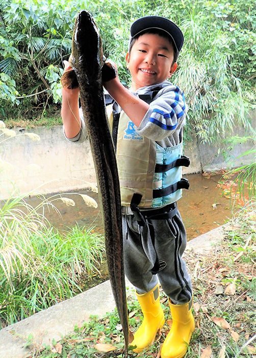 6歳、オオウナギ釣った！自身と同じ全長120センチ　母と力合わせ30分の引き合い　沖縄･渡嘉敷