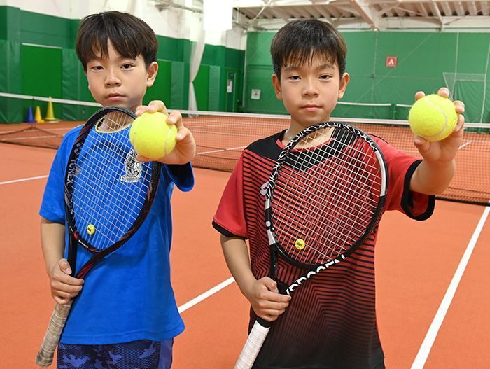 テニスとサッカーの“二刀流”　県系の双子、世界に挑む　きょう沖縄市でテニスの大会