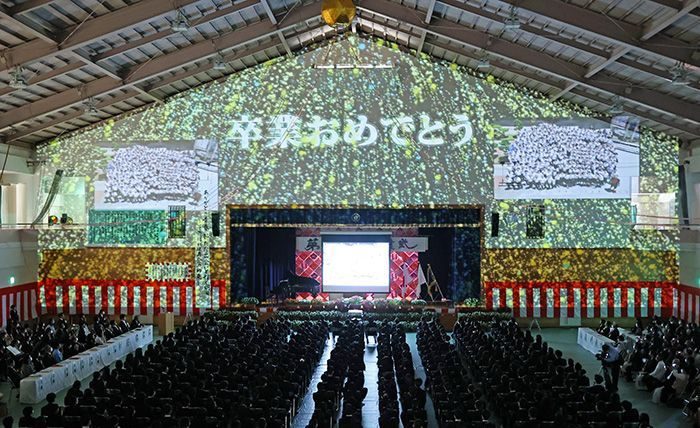 学園祭や学校生活の思い出、壁一面に　プロジェクションマッピングで卒業祝う　沖縄・小禄高