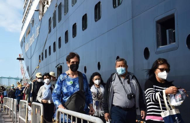 国際クルーズ船、3年ぶり那覇港に寄港　コロナ感染の乗客4人は船内隔離、拡大は確認されず