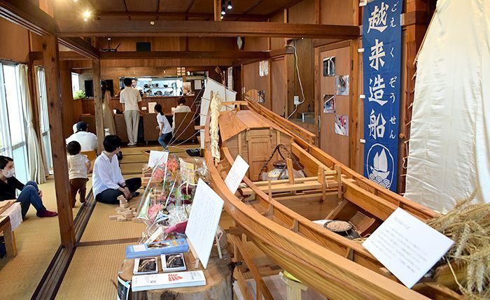 “本物”がここにある　マーラン船やサバニ、地元船大工の手仕事に触れる展示会　沖縄・うるま市で「越来造船」