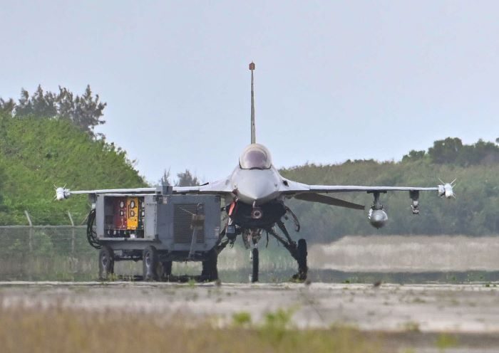 緊急着陸のＦ16、下地島空港を離陸　駐機１週間に及ぶ　沖縄