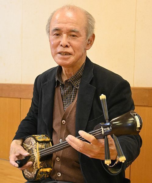 75歳「夢は音楽教師」、県立芸大に入学し三線を学ぶ　玉城さん、10～20代学生と共に技術磨く　沖縄