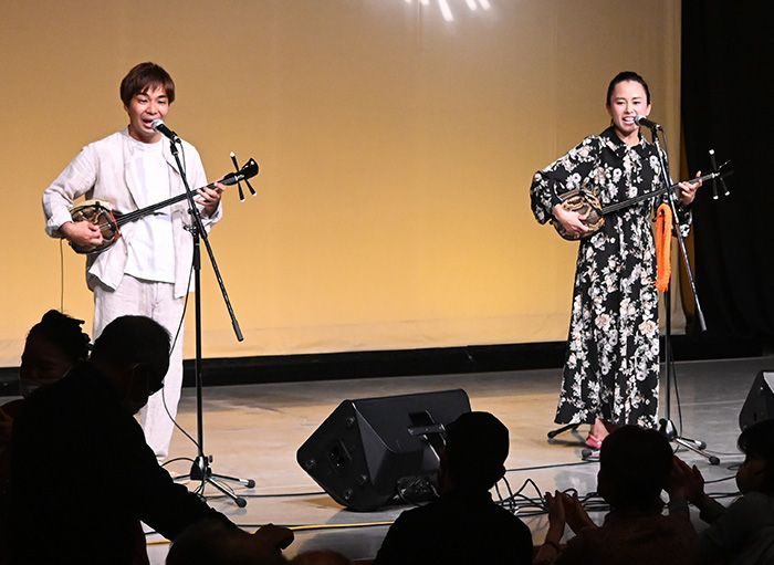 独唱やコンビ唄を披露、仲宗根創と新垣成世が初の二人歌会　沖縄・テンブスホール