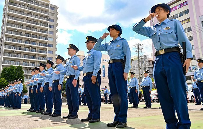 警察官ら夏服へ衣替え　夏空に警笛の音も響く　沖縄県警、本部長点検