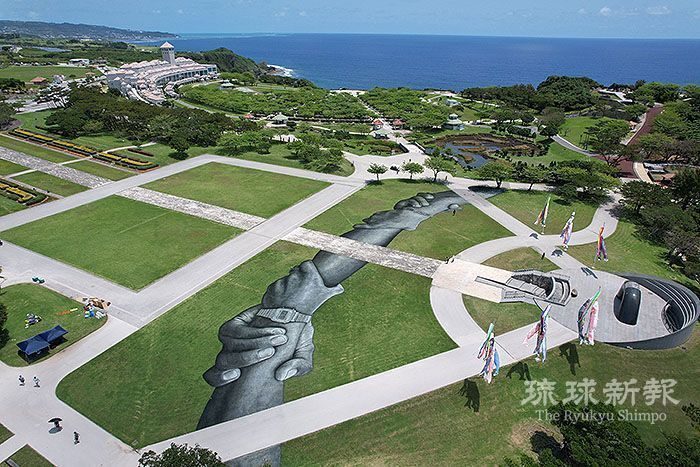 【動画あり】幅200メートルの巨大地上絵で平和発信　仏アーティストのセイープさん　沖縄・糸満の平和祈念公園に描く