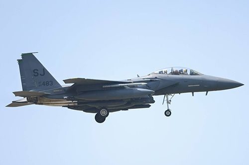 F15E戦闘機2機が嘉手納に飛来　8、9日にも8機飛来　米本国からの巡回配備