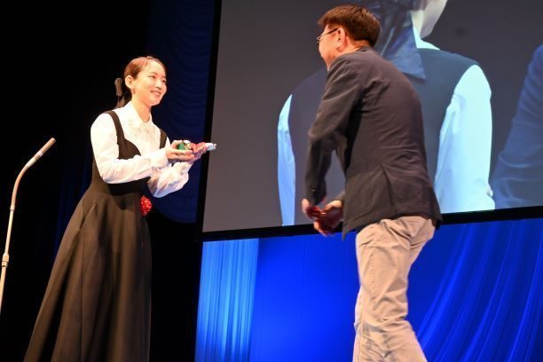 吉岡さん「忘れたくない。忘れてはいけない」　映画「島守の塔」で助演女優賞　日本映画批評家大賞の授賞式でスピーチ
