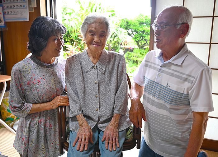 106歳、きょうも元気です　健康の秘訣は食事と運動、そして新聞とテレビ　豊見城の赤嶺さん　沖縄