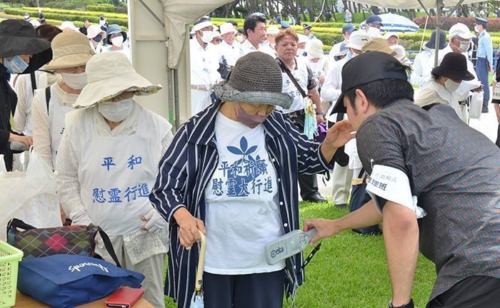 おじぃ、おばぁのつえも検査　追悼式の警備、物々しく　沖縄・平和祈念公園