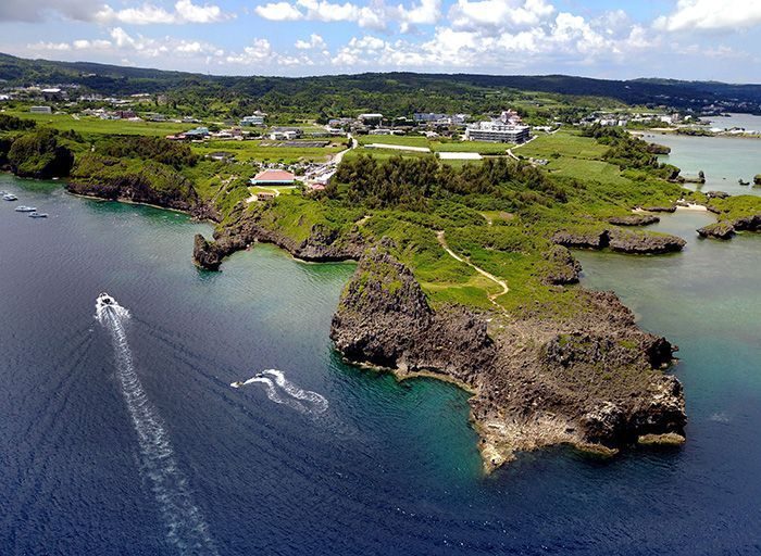 沖縄「青の洞窟」でダイビング中の女性、意識失う　搬送後に死亡確認　恩納村　　　