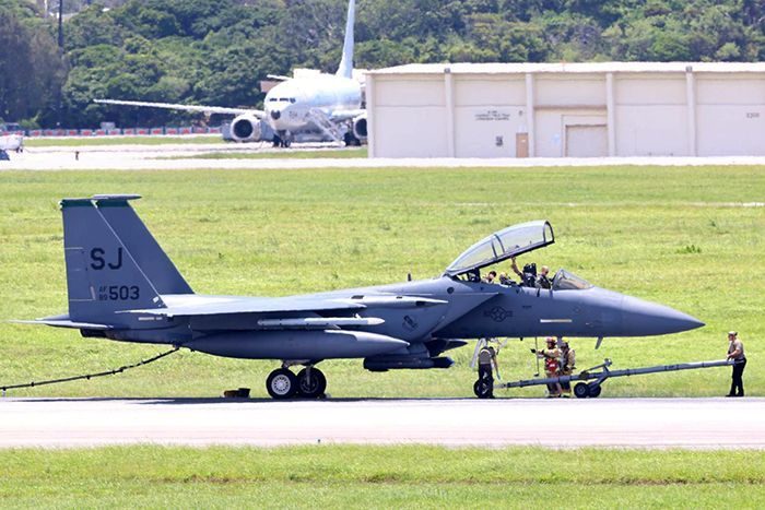停止用フックを下ろし緊急着陸　巡回配備中のF15E戦闘機　沖縄・嘉手納基地