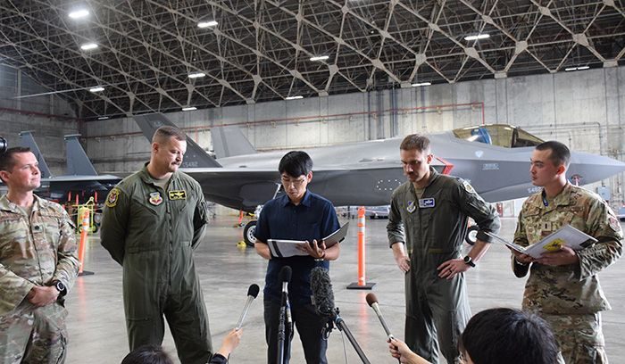 米空軍中佐「うるささは認識している」　嘉手納に配備のF35A、F15Eを公開　沖縄