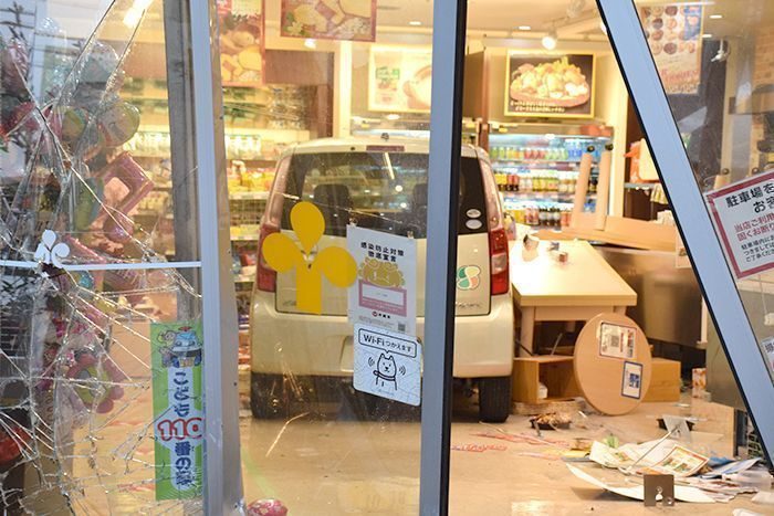 北谷のスーパーに車突っ込む　89歳が運転、自動ドア突き破り　女児が棚に挟まれけが　沖縄【動画あり】