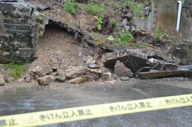 沖縄市の駐車場でのり面が崩れる　けが人なし　大雨、15日未明まで土砂災害に警戒が必要（14日午後6時現在）