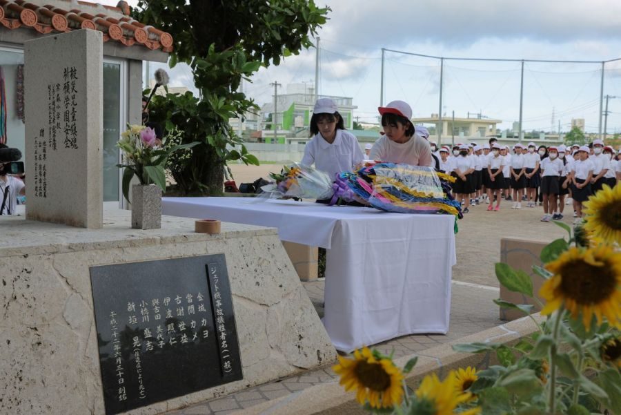 宮森小で慰霊祭　64年前に米軍ジェット機が墜落、18人の犠牲者悼む　沖縄・うるま