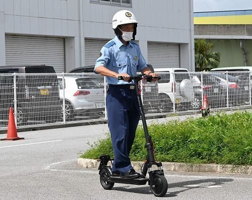 電動キックボード、免許は不要になったけど交通ルール守って　沖縄県警がメディア向け説明会