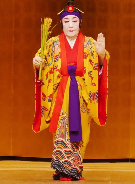 気品高く｢稲真積｣、琉球舞踊の志田家元が披露　都内で｢人間国宝の会｣