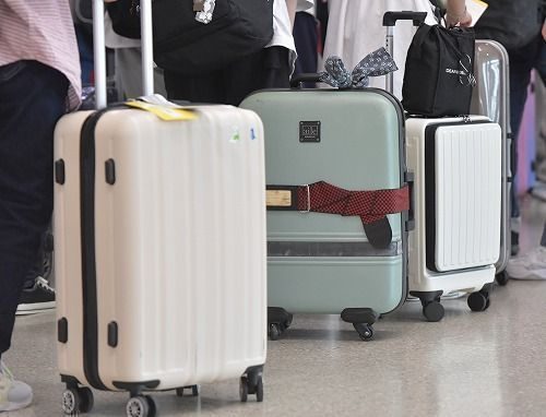 旅先でスーツケースが壊れた！どう処分すればいい？　ホテルや空港でも分かれる対応「昔からある問題」